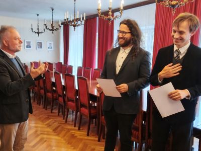 <p style="text-align: center;">9 października 2026 r. odbyło się ślubowanie nowych doktorantów Szkoły Doktorskiej INTiBS PAN –Semiego Łukasza Elgalala i&nbsp;Piotra Olejnika.</p>
<p style="text-align: center;"><img style="margin-top: 0px; margin-right: 5px; margin-bottom: 5px;" src="images/Aktualnosci/2026/Slubowanie2026_2a.jpg" width="400"><img style="margin-top: 0px; margin-right: 5px; margin-bottom: 5px;" src="images/Aktualnosci/2026/Slubowanie2026_2c.jpg" width="400"></p>
<p style="text-align: center;"><img style="margin-top: 0px; margin-right: 5px; margin-bottom: 5px;" src="images/Aktualnosci/2026/Slubowanie2026_2b.jpg" width="800"></p>