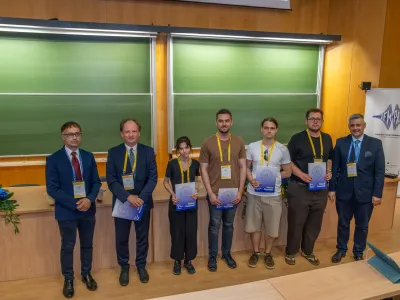 <p>Doktoranci Instytutu Niskich Temperatur i&nbsp;Badań Strukturalnych PAN zostali docenieni za swoje osiągnięcia naukowe podczas międzynarodowej konferencji <strong>Physics of Magnetism 2026</strong>, która odbyła się w dniach <strong>22-26 czerwca 2026 r. w Poznaniu</strong>.</p>
<p><strong>Patryk Mówiński</strong> zdobył <strong>nagrodę Polskiego Towarzystwa Fizycznego, Oddział Poznański, za najlepszą prezentację plakatową</strong>. Wyróżniony plakat nosił tytuł: <em>Large enhancement of Tc of the van der Waals superconductor 4Hb-TaS₂ on in-plane uniaxial strain</em>. </p>
<p>Kolejny sukces odniósł <strong>Łukasz Luszyński</strong>, który otrzymał <strong>wyróżnienie Polskiego Towarzystwa Fizycznego, Oddział Poznański</strong>, za plakat zatytułowany: <em>Thermodynamic evidence for a strain-induced shift of Weyl points towards the Fermi level in topological semimetal NbP</em>. </p>
<p>Nagrody zostały przyznane podczas konferencji <strong>Physics of Magnetism 2026</strong>, organizowanej przez Instytut Fizyki Molekularnej PAN w Poznaniu: <a href="https://www.ifmpan.poznan.pl/pm26/awards-ptf-results.html" target="_blank" rel="noopener">https://www.ifmpan.poznan.pl/pm26/awards-ptf-results.html</a></p>
<p>Serdeczne gratulacje dla laureatów!</p>
<p><img class="float-none" src="images/Aktualnosci/2026/PM_awardees.jpg" width="840"></p>
<p><img class="float-none" src="images/Aktualnosci/2026/OP_PTF_Wyroznienie_Luszynski.jpg" width="315" height="445"> <img class="float-none" src="images/Aktualnosci/2026/OP_PTF_Nagroda_Mowinski.jpg" width="315" height="445"> </p>
<p>Informacje ze strony: <a href="https://www.intibs.pl/o-instytucie/aktualnosci/sukcesy-doktorantow-intibs-pan-na-konferencji-physics-of-magnetism-2026.html">www.intibs.pl</a></p>
