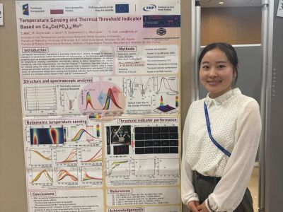 <p>Miło nam poinformować, że doktorantka INTiBS PAN <strong>Yuka Abe</strong> została laureatką <strong>Best Poster Award</strong> podczas konferencji <strong><a href="https://icl2026.com/" target="_blank" rel="noopener">ICL 2026</a> –</strong> International Conference on Luminescence, która odbyła się w dniach 22-26 września 2026 r.<strong> </strong>w Kioto (Japonia).</p>
<p>ICL jest uznawana za najważniejszą na świecie konferencję poświęconą zagadnieniom luminescencji i spektroskopii optycznej, gromadzącą czołowych badaczy z całego świata. Wyróżnienie przyznane Yuki Abe stanowi wyraz uznania dla wysokiej jakości prowadzonych przez nią badań oraz doskonałej prezentacji ich wyników.</p>
<p>Serdecznie gratulujemy i&nbsp;życzymy dalszych sukcesów naukowych!</p>
<p><img class="float-none" src="images/Aktualnosci/2026/Yuka2ICL.jpg" width="315"> <img class="float-none" src="images/Aktualnosci/2026/Yuka1ICL.jpg" width="315"> </p>
<p>Informacje na ten temat pochodzą ze strony internetowej <a href="https://www.intibs.pl/o-instytucie/aktualnosci/sukces-doktorantki-yuka-abe-na-international-conference-on-luminescence-2026?format=html" target="_blank" rel="noopener">Instytutu Niskich Temperatur i&nbsp;Badań Strukturalnych</a>.</p>