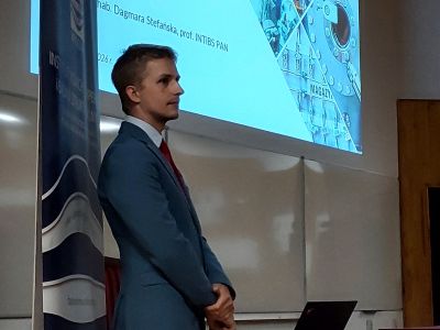 <p data-start="134" data-end="272">Z przyjemnością informujemy, że dnia 15 czerwca 2026 roku odbyła się publiczna obrona rozprawy doktorskiej mgr inż. Adama Kabańskiego pt. „<i>High-sensitive luminescent thermometers based on formate hybrid perovskites containing Cr<sup>3+</sup>&nbsp;ions</i>””.</p>
<p data-start="274" data-end="377">Serdecznie gratulujemy obrony oraz życzymy dalszych sukcesów naukowych i&nbsp;zawodowych!</p>
<p><img src="images/Aktualnosci/2026/20260615_Obrona_AdamKabanski.jpg" alt="20260615 Obrona AdamKabanski" width="289" height="513" style="margin: 0px auto 5px; display: block;"></p>
