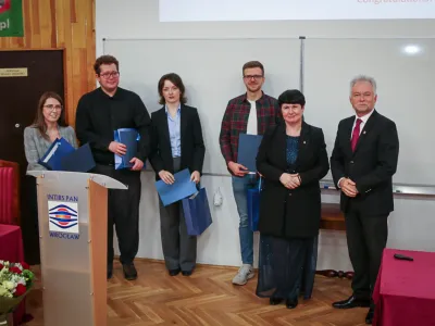 <p>W trakcie uroczystej Inauguracji Roku Akademickiego 2025/2026 w&nbsp;dniu 10.10.2025 ślubowanie złożyli nowi doktoranci INTiBS PAN:</p>
<ul style="list-style-type: square;">
<li>mgr Grzegorz Bękarski</li>
<li>mgr Jakub Całka</li>
<li>mgr Jan Kudrawiec</li>
<li>mgr Patryk Mówiński&nbsp;</li>
</ul>
<p>&nbsp;<img src="images/Aktualnosci/2025/Inauguracja_nowi.webp" alt="Inauguracja nowi" width="600" height="542" style="margin-top: 0px; margin-right: 5px; margin-bottom: 5px;"></p>
<p>Nagrodzono <span class="fontSizeLarge">5 najlepszych doktorantek i&nbsp;doktorantów<strong>:</strong></span></p>
<p><span class="fontSizeLarge"><strong>rok II:</strong></span></p>
<ul class="customListStyle">
<li data-list-item-id="e2fd415dc092563ce7a5a6790b3a49e3b"><span class="fontSizeLarge"><strong>1. Marek Adaszyński:&nbsp;</strong><i><strong>&nbsp;</strong>The multifunctional phosphor for plant growth enhancement and luminescence thermometry</i></span></li>
<li data-list-item-id="e501c9f28092068186e9486fb7d518462"><span class="fontSizeLarge"><strong>2. Beata Barszcz:&nbsp;</strong><i>NOVEL COF-BIOACTIVE GLASS INTERFACE ENHANCED WITH SILVER(I) COORDINATION COMPOUNDS FOR THERAPEUTIC APPLICATIONS</i></span></li>
<li data-list-item-id="e3c4ef92275f3f73854099593918b3d73"><span class="fontSizeLarge"><strong>3. Łukasz Luszyński:&nbsp;</strong><i><strong>&nbsp;</strong>Effect of uniaxial stress on the magnetostriction of Weyl semimetals TaAs and NbP</i></span></li>
</ul>
<p class="noSpacingAbove spacingBelow" data-text-type="withSpacing"><span class="fontSizeLarge"><strong>rok III:</strong></span></p>
<ul class="customListStyle">
<li data-list-item-id="edf5624bedf4a006d3b95f16bb7c178a9"><span class="fontSizeLarge"><strong>4. Magdalena Rowińska:&nbsp;</strong><i>Structural Phase Transition and Intrinsic Optical Properties of a&nbsp;Hybrid (Pip)<sub>2</sub>[KBiBr<sub>6</sub>]; Luminescence and DFT Calculations</i></span></li>
</ul>
<p><span class="fontSizeLarge"><strong>rok IV:</strong></span></p>
<ul class="customListStyle">
<li data-list-item-id="ea7105aa6671e34c44657215783c72e72">
<p><span class="fontSizeLarge"><strong>5. Weronika Bodylska</strong>:&nbsp;<i>Combining coordination polymers and hydroxyapatite: toward an interdisciplinary strategy</i></span></p>
</li>
</ul>
<p><img src="images/Aktualnosci/2025/Inauguracja_wyroznienie.webp" alt="Inauguracja wyroznienie" width="600" height="550" style="margin-top: 0px; margin-right: 5px; margin-bottom: 5px;"></p>
<p>Zostało także odebrane uroczyste ślubowanie młodych doktorów:</p>
<ul class="customListStyle">
<li data-list-item-id="e1b947313d836ce060ce05bf869e7d4e6"><span class="fontSizeLarge">Dawid Drozdowski&nbsp; chemia</span></li>
<li data-list-item-id="e450679f47041a8849a1a91c2802f3437"><span class="fontSizeLarge">Piotr Ruszała&nbsp; &nbsp;&nbsp; fizyka</span></li>
<li data-list-item-id="ea918fbb793f4ce59e283edf7e0c195c4"><span class="fontSizeLarge">Maja Szymczak&nbsp;&nbsp; &nbsp; chemia</span></li>
</ul>
<p>&nbsp;<img src="images/Aktualnosci/2025/Inauguracja_dr.webp" alt="Inauguracja dr" width="600" style="margin-top: 0px; margin-right: 5px; margin-bottom: 5px;"></p>